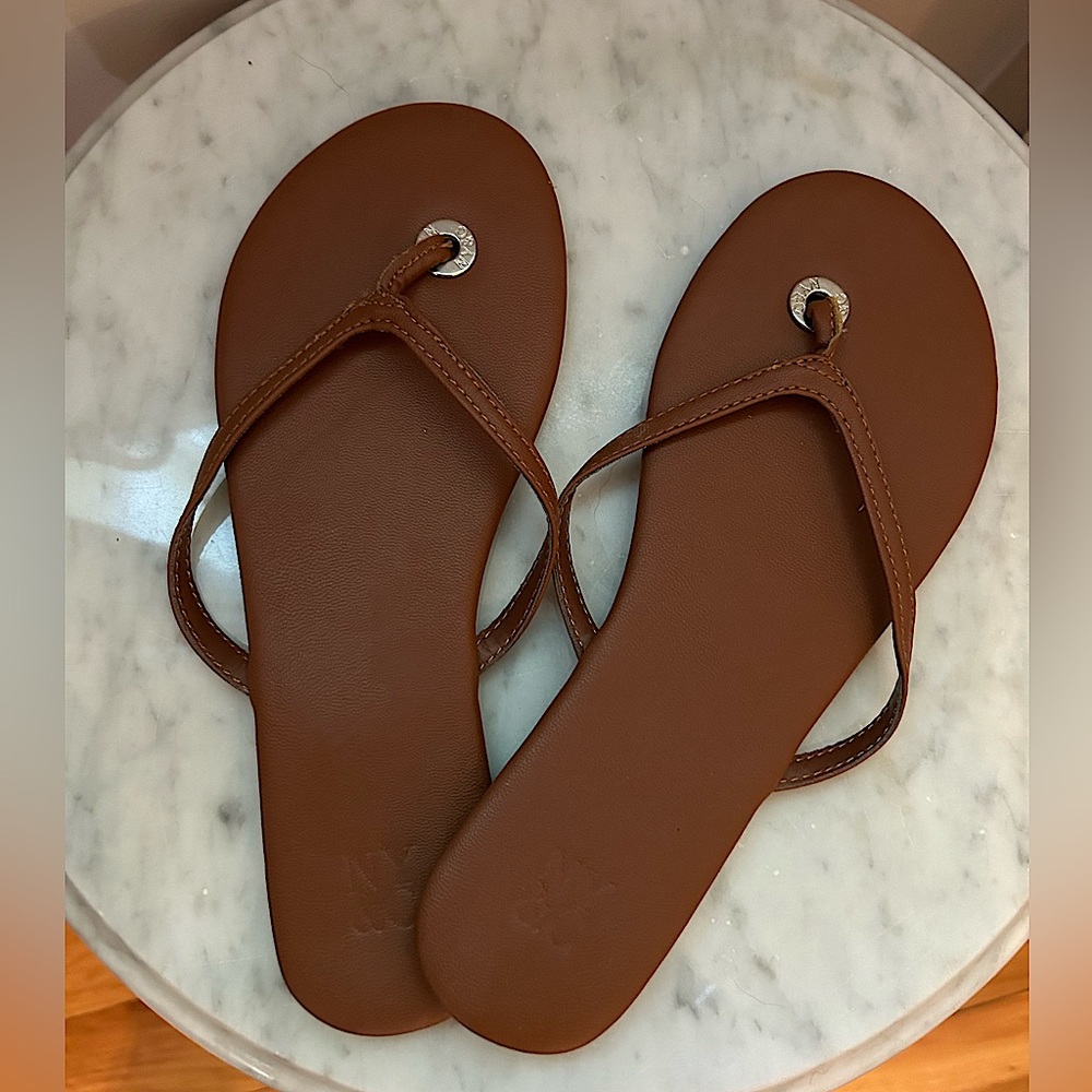 NWOT - NY & Co. Tan Flip Flops 🩴 🤎 - size 7